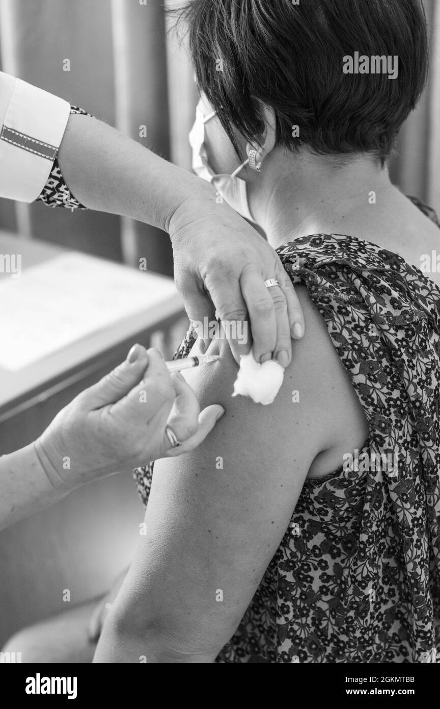 Primo piano della vaccinazione, iniezione di vaccino in mano, epidemia e modi per superare, clinica. Foto Stock