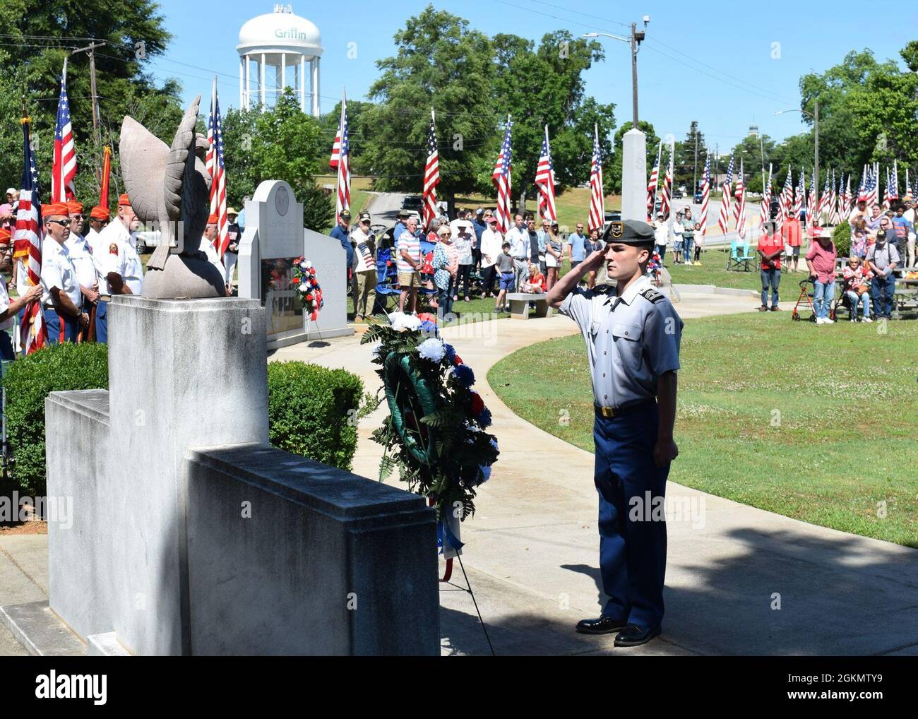 Esercito Junior Reserve ufficiale addestramento Corps Cadets ha messo le ghirlande sui monumenti che onorano i membri caduti di servizio dalla contea di Spalding durante le cerimonie di Memorial Day a Griffin, Gam. Foto Stock