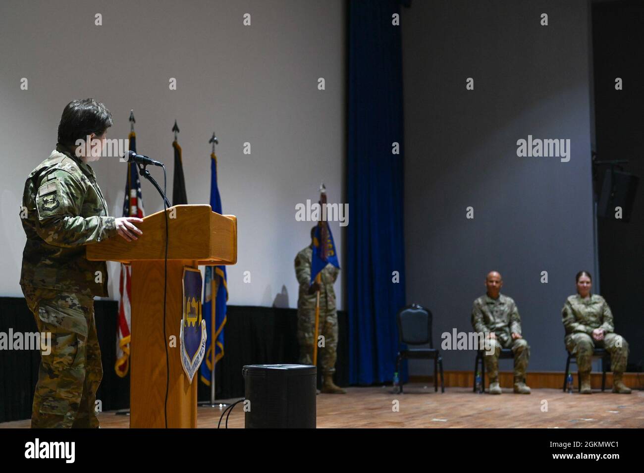 Nicole Fuller, 386° comandante del gruppo Expeditionary Mission Support, parla durante una cerimonia di cambio di comando alla base aerea Ali al Salem, Kuwait, 31 maggio 2021. Il Major Angela Petersen assunse il comando sul 386esimo Squadrone della preparazione della logistica di spedizione. Foto Stock