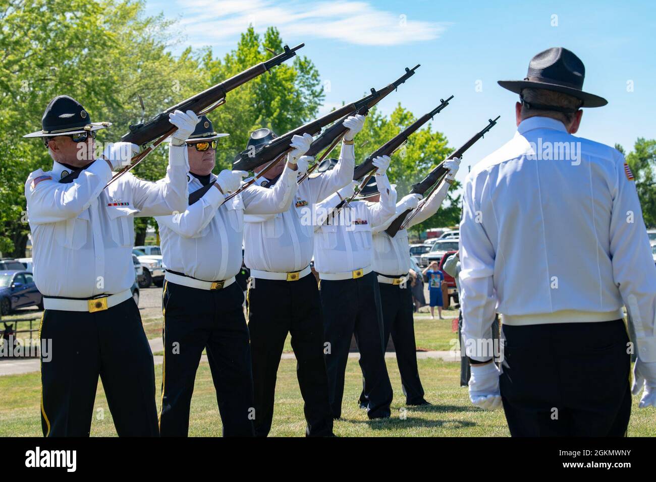 I membri dell'American Legion Post 10 Honor Guard fanno una festa di fuoco durante la cerimonia del Memorial Day tenutasi al Timber Linn Memorial Park, Albany, Ore., 31 maggio 2021. Foto Stock
