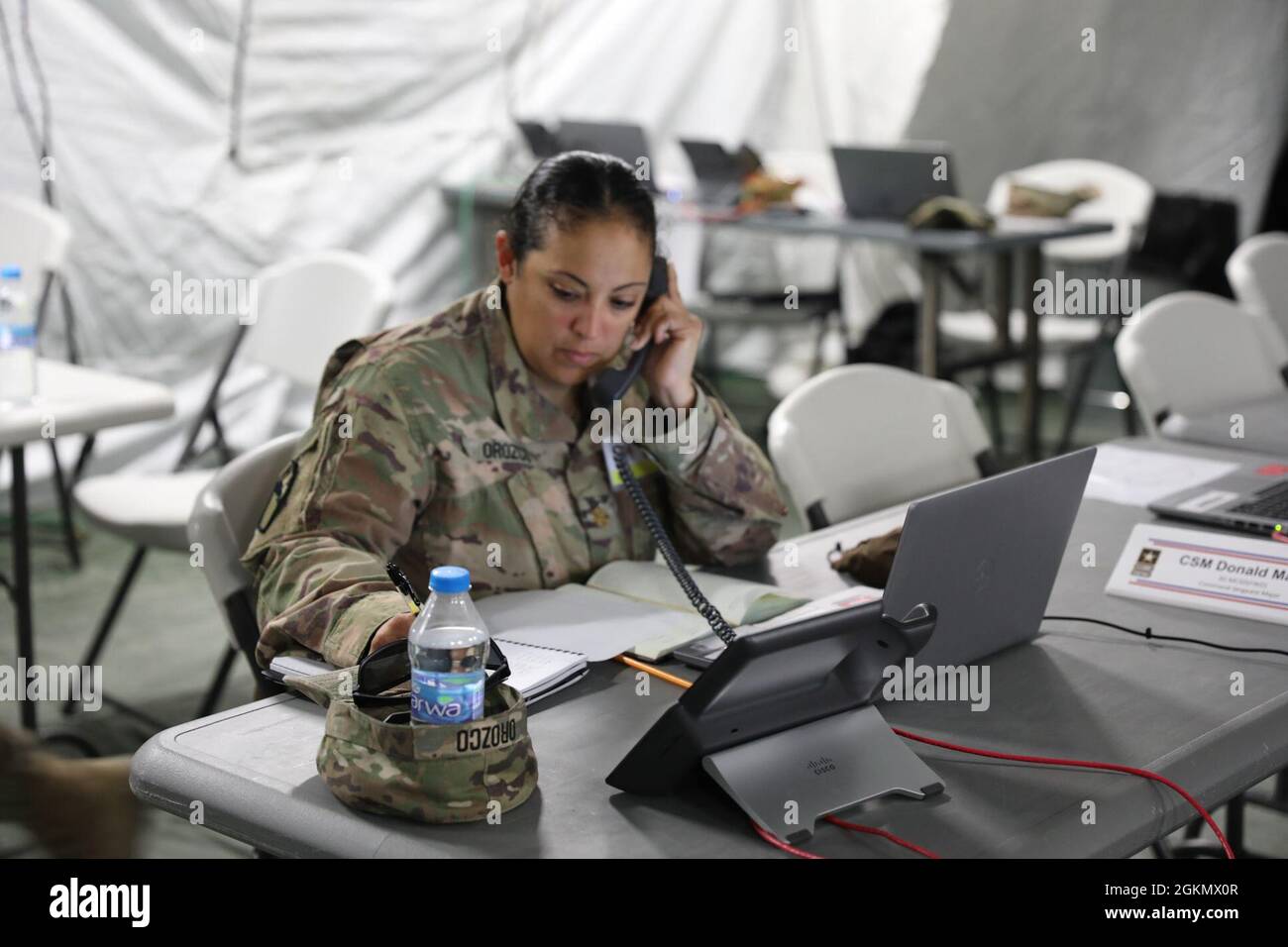 Joanna Orozco, ufficiale di collegamento della Task Force Spartan, prende una conference call nel posto di comando di spedizione per l'operazione Eagle's Landing. Il 3° comando medico (Deployment Support), “Desert Medics”, ha istituito un ECP presso il Centro di formazione congiunto di Giordania a partire dal 25 maggio 2021. L'intero esercizio dura circa tre settimane. L'operazione Eagle's Landing è condotta al fine di migliorare la capacità di comando della missione di spedizione dell'unità con le sue apparecchiature mediche, i servizi, il comando e il controllo all'interno dell'area di responsabilità del comando centrale degli Stati Uniti. Foto Stock