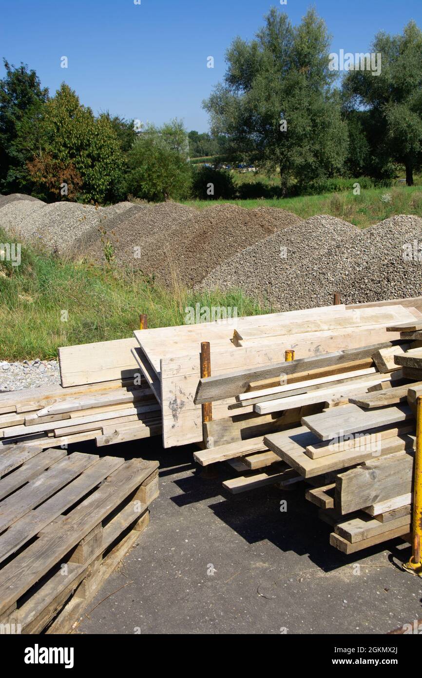 molti assi di legno su un luogo di costruzione ed altri materiali per costruire Foto Stock