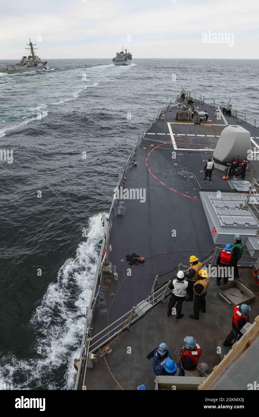 MARE DEL NORD (31 maggio 2021) i marinai assegnati al cacciatorpediniere missilistico guidato di classe Arleigh Burke USS Ross (DDG 71), a destra, preparano un rifornimento simultaneo in mare con la nave di sostegno rapido alla lotta USNS Supply (T-AOE 6), centro, e il cacciatorpediniere missilistico guidato di classe Arleigh Burke USS Roosevelt (DDG 80 maggio 31 2021, a sinistra). Ross e Roosevelt stanno partecipando all'esercizio di at-Sea Demo/formidable Shield, condotto dalle forze Navali di presa e supporto NATO per conto della U.S. Sesta flotta, un'attività di difesa missilistica e aerea integrata Live-Fire (IAMD) che migliora l'interoperabilità alleata utilizzando Foto Stock