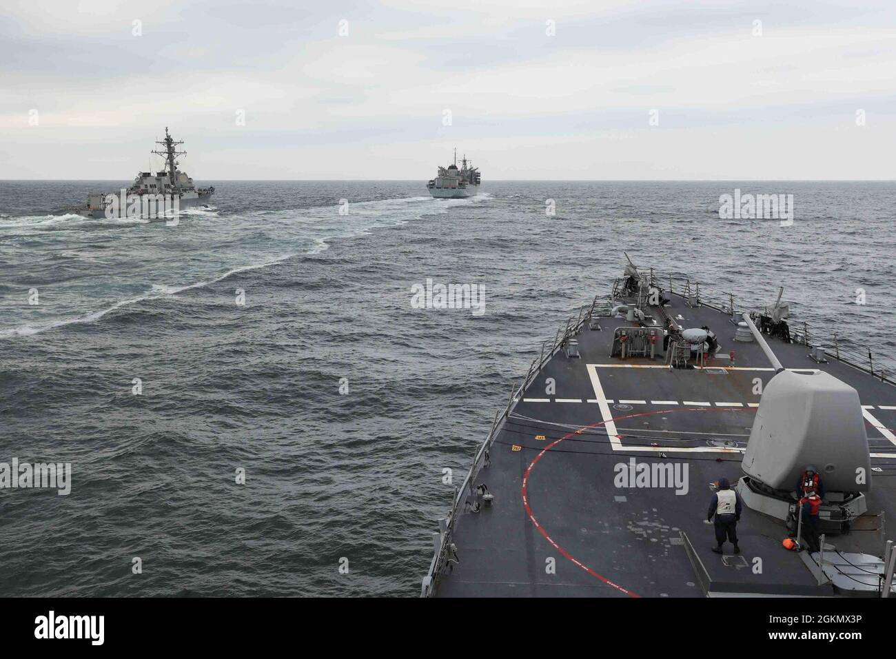 MARE DEL NORD (31 maggio 2021) il cacciatorpediniere missilistico guidato di classe Arleigh Burke USS Ross (DDG 71), a destra, la nave di sostegno rapido USNS Supply (T-AOE 6), il centro, e il cacciatorpediniere missile guidato di classe Arleigh Burke USS Roosevelt (DDG 80), a sinistra, si avvicinano per un rifornimento simultaneo a mare, 31 maggio 2021. Ross e Roosevelt stanno partecipando all'esercizio di at-Sea Demo/formidable Shield, condotto dalle forze Navali di presa e supporto NATO per conto della U.S. Sesta flotta, un'esercitazione di difesa missilistica e aerea integrata Live-Fire (IAMD) che migliora l'interoperabilità alleata utilizzando il comune NATO Foto Stock