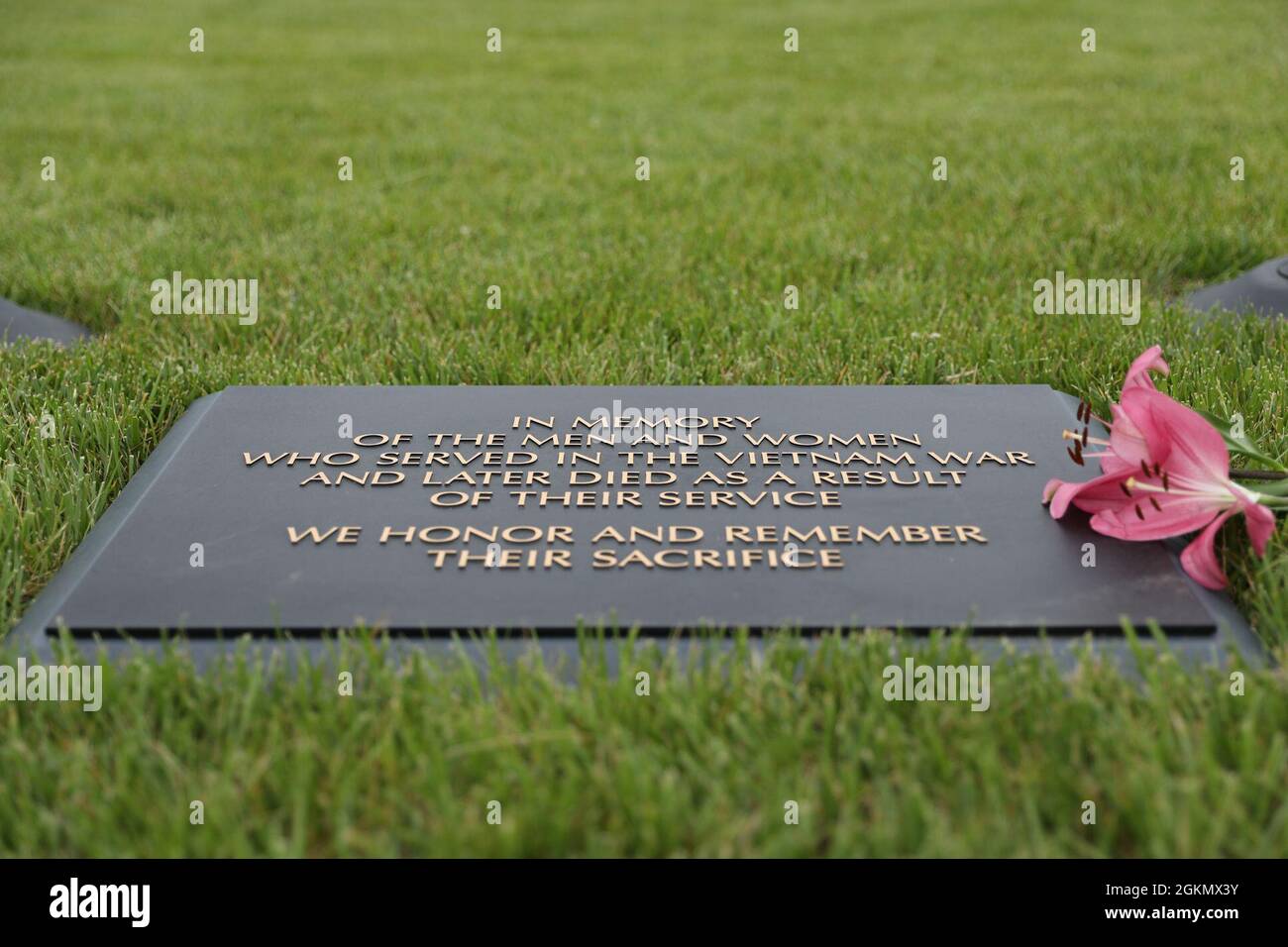 Un cartello ricorda i servicembers che sono morti a seguito del loro servizio durante la guerra del Vietnam al Muro che guarisce ospitato dal National Veterans Memorial Museum a Columbus, Ohio, 29 maggio 2021. Il memoriale riconosce quelle effettuate da esposizione di Orange dell'agente, PTSD, suicidio, cancro e altre cause che portano alla perdita della vita dopo il ritorno a casa. Foto Stock