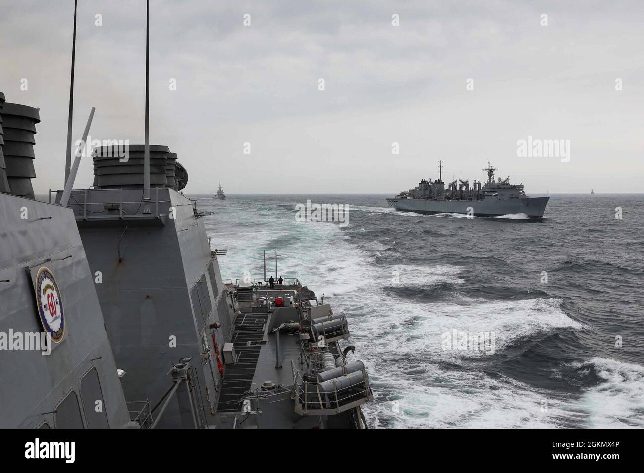 MARE DEL NORD (31 maggio 2021) da sinistra, il cacciatorpediniere missilistico guidato di classe Arleigh Burke USS Ross (DDG 71), la fregata spagnola Cristobol Colon (F 105), la nave di sostegno rapido ai combattimenti USNS Supply (T-AOE 6), E il cacciatorpediniere missilistico guidato di classe Arleigh Burke USS Roosevelt (DDG 80) conduce rifornimenti in mare nel Mare del Nord, 31 maggio 2021. Ross, Roosevelt, e Cristobal Colon stanno partecipando all'esercizio di at-Sea Demo/formidable Shield, condotto da Naval colpisce e forze di supporto NATO per conto della US Sesta flotta, è un Live-Fire integrato Air and missile Defense (IAMD) esercizio che migliora Foto Stock
