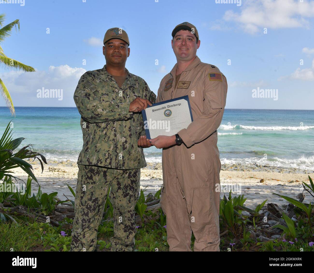 DIEGO GARCIA, British Indian Ocean Territory (1 giugno 2021) – Air Traffic Controller 1st class Ian Shine, l'ufficiale principale del dipartimento delle operazioni aeree di Diego Garcia, riceve una lettera di scarico onorabile dal Lt. James D. Butz, capo del dipartimento e Air Boss del dipartimento delle operazioni aeree, Durante la sua cerimonia di riascolto, il 1° giugno 2021. La struttura di supporto della Marina degli Stati Uniti Diego Garcia fornisce supporto logistico, di servizio, ricreativo e amministrativo agli Stati Uniti e alle forze alleate schierate in avanti verso l'Oceano Indiano e il Golfo Arabo. Foto Stock