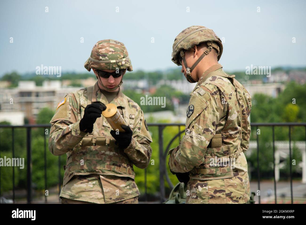 I membri del 278° reggimento di Cavalleria Armored della Guardia Nazionale del Tennessee partecipano alla celebrazione del 225° compleanno del Tennessee, il 1° giugno, a Nashville. I guardiani hanno sparato cannoni per commemorare 225 anni di stato dopo una cerimonia che si è svolta al Bicentennial Mall, nel centro di Nashville. Foto Stock