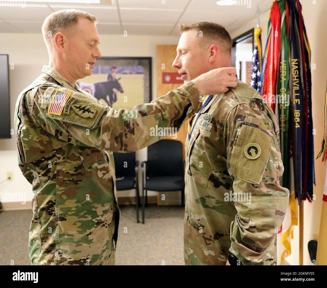 Il col. Joseph Kurz, capo dello staff, 1° comando di sostegno al Teatro, pone la medaglia del Premio dell'Ordine di San Martino sul terzo Colon. Michael J. Huber, direttore del ramo di integrazione della distribuzione, 1° TSC, durante una cerimonia a Fort Knox, Kentucky, 1° giugno 2021. Per qualificarsi per l’Ordine onorevole, i candidati devono aver dimostrato i più elevati standard di integrità e di carattere morale. Devono anche avere mostrato un eccezionale grado di competenza professionale, ha servito il corpo del Quartermaster dell'esercito degli Stati Uniti con altruismo, e ha contribuito alla promozione del corpo del Quartermaster in modi che Foto Stock