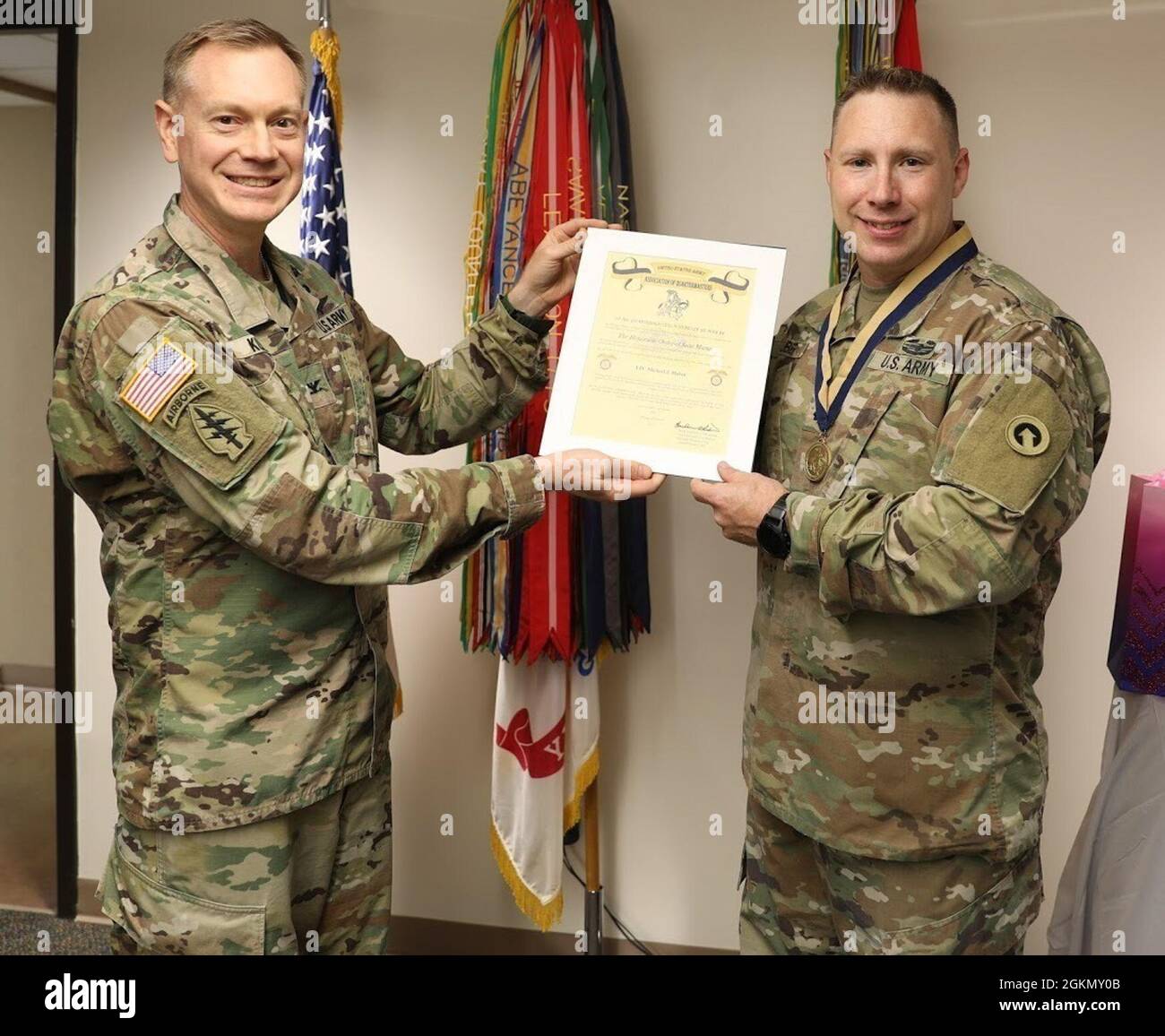 Il col. Joseph Kurz, capo dello staff, 1° comando di sostegno del Teatro, si trova in piedi con il L. Michael J. Huber, direttore del ramo di integrazione della distribuzione, 1° TSC, dopo averlo presentato con l'Ordine onorevole del Premio di San Martino, durante una cerimonia a Fort Knox, Kentucky, 1° giugno 2021. Per qualificarsi per l’Ordine onorevole, i candidati devono aver dimostrato i più elevati standard di integrità e di carattere morale. Devono anche avere mostrato un eccezionale grado di competenza professionale, ha servito il corpo del Quartermaster dell'Esercito degli Stati Uniti con altruismo, e ha contribuito alla promozione del Cor del Quartermaster Foto Stock