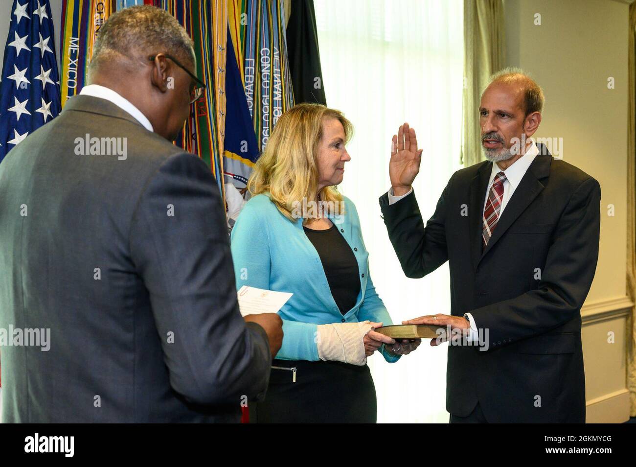 Il Segretario della Difesa Lloyd J. Austin III giura nel Sottosegretario alla Difesa per il controllore Michael McCord al Pentagono, Washington, D.C. 1 giugno 2021. Foto Stock