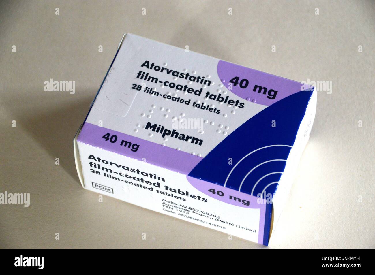 Una scatola di 28, 40mg compresse rivestite con film di Atorvastatin (Lipitor) 'Statin' fatte da Milpharm prescritto per la riduzione del colesterolo, Inghilterra, Regno Unito. Foto Stock