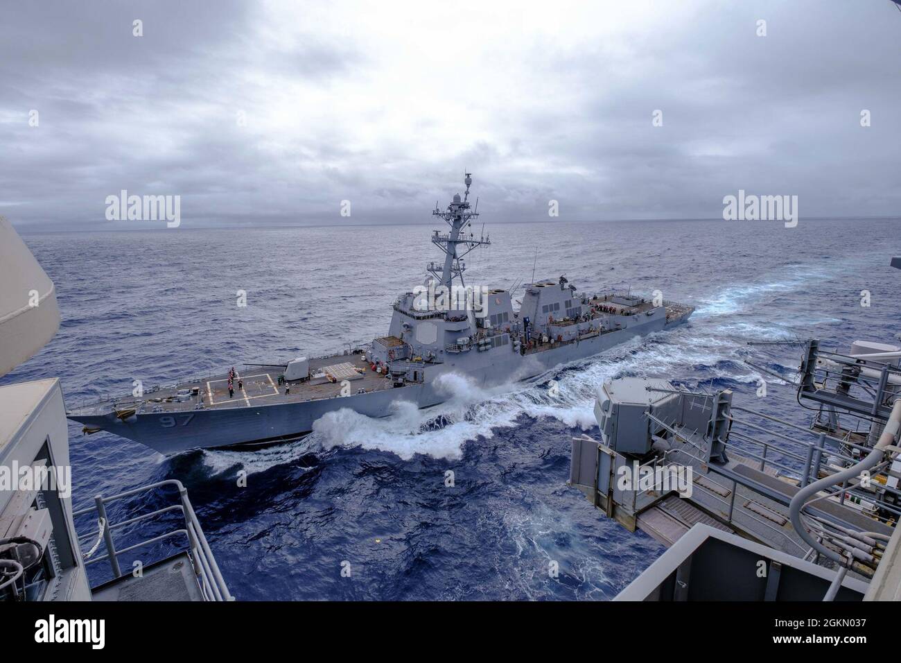 PHILLIPINE SEA (01 giugno 2021) – il cacciatorpediniere missilistico guidato di classe Arleigh Burke USS HALSEY (DDG 97) si avvicina alla portaerei USS Ronald Reagan in vista di un'evoluzione del rifornimento in mare. Halsey è assegnato al Comandante, Task Force 70/Destroyer Squadron (DESRON) 15, il più grande DESRON in avanti della Marina e la principale forza di superficie della 7a flotta statunitense. Foto Stock