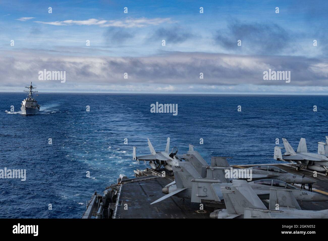 PHILLIPINE SEA (01 giugno 2021) – il cacciatorpediniere missilistico guidato di classe Arleigh Burke USS HALSEY (DDG 97) si avvicina alla portaerei USS Ronald Reagan in vista di un'evoluzione del rifornimento in mare. Halsey è assegnato al Comandante, Task Force 70/Destroyer Squadron (DESRON) 15, il più grande DESRON in avanti della Marina e la principale forza di superficie della 7a flotta statunitense. Foto Stock