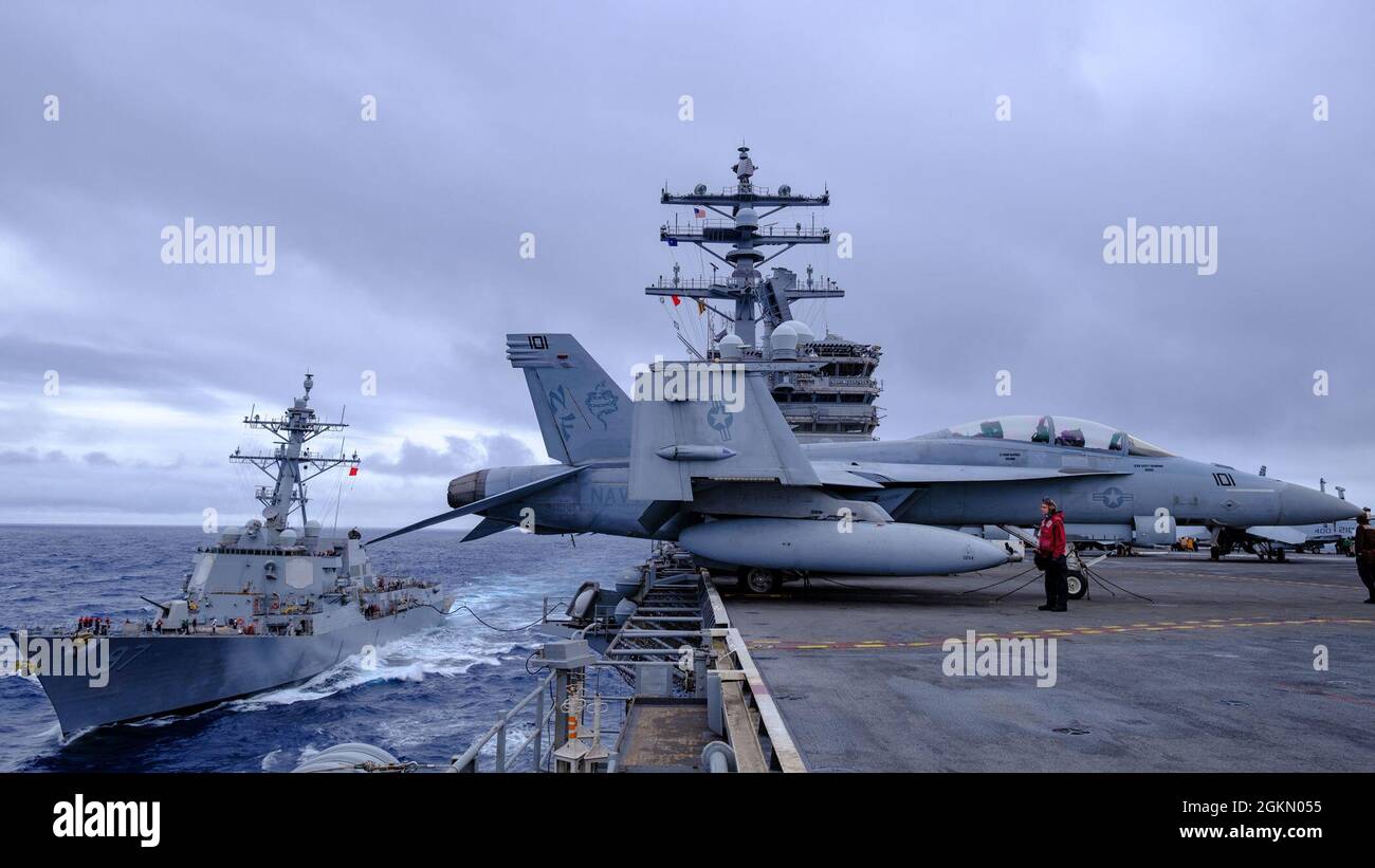 PHILLIPINE SEA (01 giugno 2021) – il cacciatorpediniere missilistico guidato di classe Arleigh Burke USS HALSEY (DDG 97) conduce un'evoluzione del rifornimento in mare insieme alla portaerei USS Ronald Reagan. Halsey è assegnato al Comandante, Task Force 70/Destroyer Squadron (DESRON) 15, il più grande DESRON in avanti della Marina e la principale forza di superficie della 7a flotta statunitense. Foto Stock