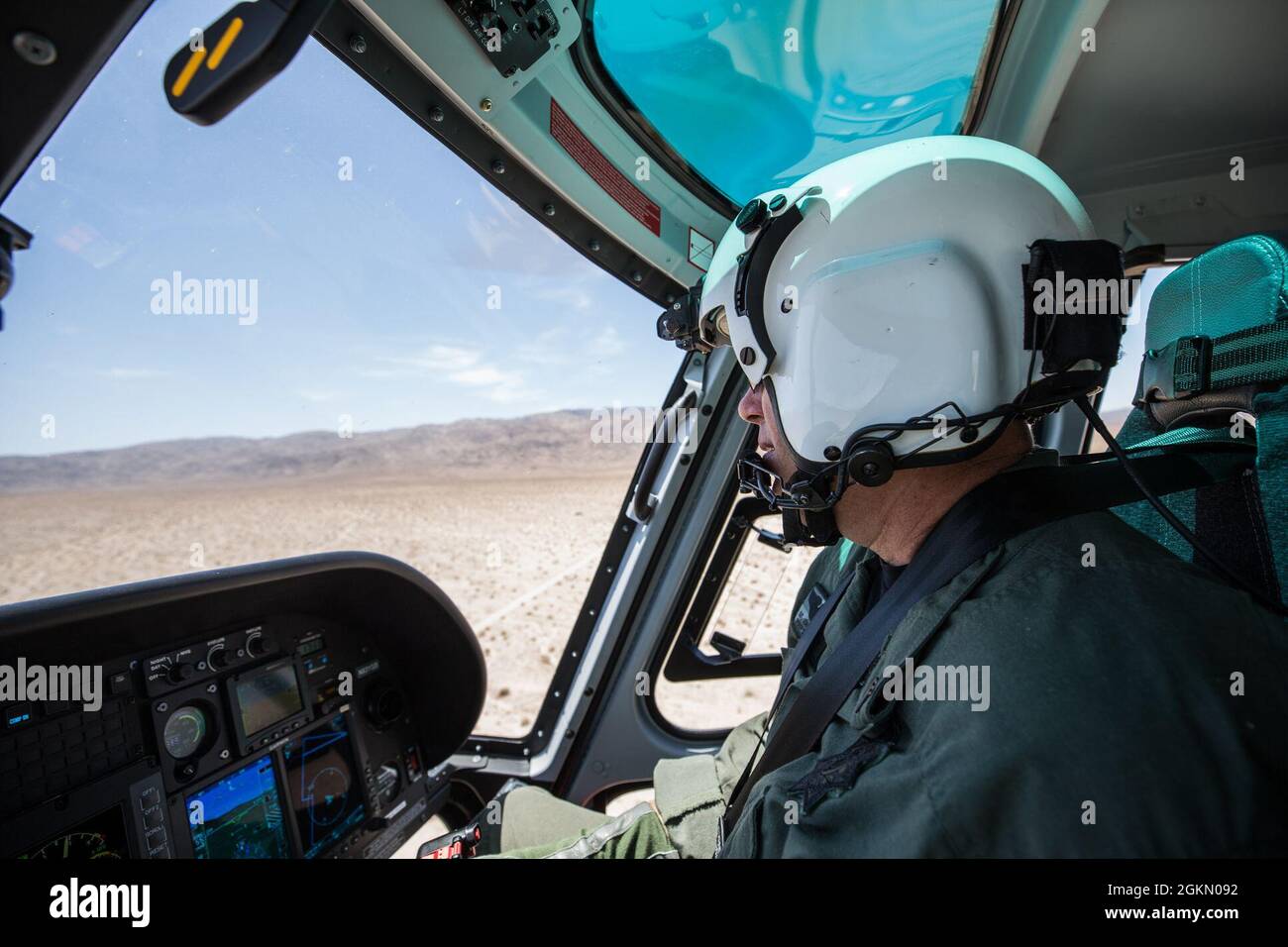 Un vicedirettore del Dipartimento Sheriff della Contea di San Bernardino pilota un elicottero Airbus H125 durante un esercizio di addestramento al Marine Corps Air Ground Combat Center, Twentynine Palms, California, 1 giugno 2021. La formazione è stata condotta per familiarizzare il Dipartimento dello sceriffo con l’aereo con gli obiettivi di spostamento del terreno e per migliorare la partnership tra il MCAGCC e le forze dell’ordine locali. Foto Stock