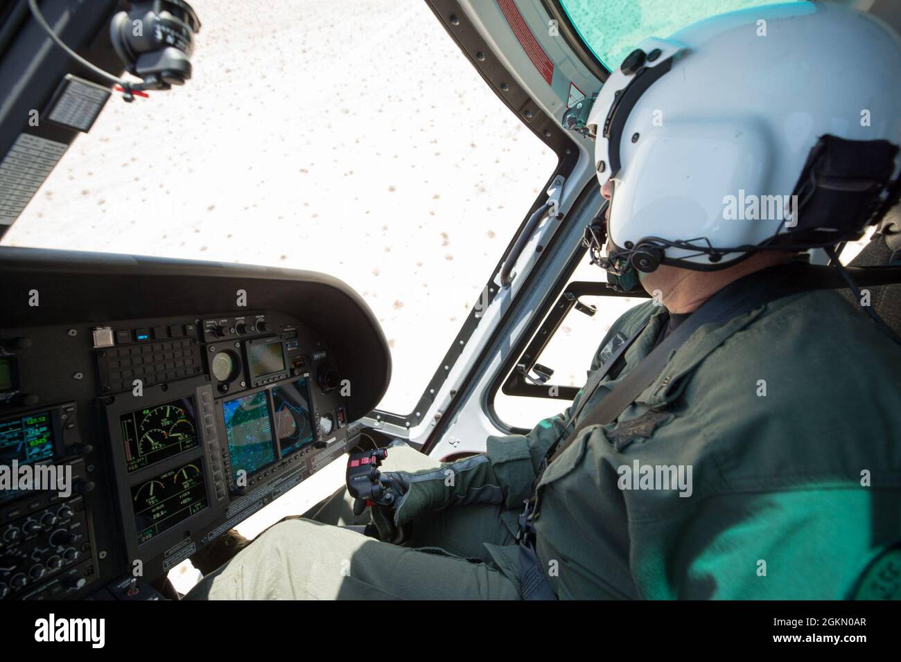 Un Department Deputypilota della Contea di San Bernardino un elicottero Airbus H125 durante un esercizio di addestramento al Marine Corps Air Ground Combat Center, Twentynine Palms, California, 1 giugno 2021. La formazione è stata condotta per familiarizzare il Dipartimento dello sceriffo con l’aereo con gli obiettivi di spostamento del terreno e per migliorare la partnership tra il MCAGCC e le forze dell’ordine locali. Foto Stock