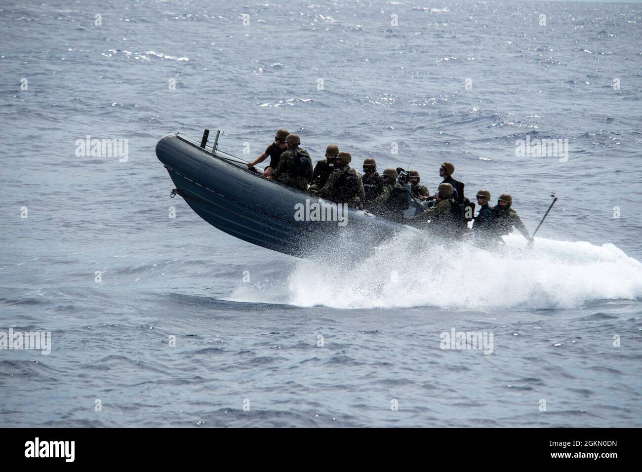 210601-N-JW440-2077 PHILIPPINE SEA (1 giugno 2021) Visita i membri del team di ricerca e sequestro del consiglio di amministrazione (VBSS), del cacciatorpediniere missilistico guidato di classe Arleigh Burke USS Halsey (DDG 97), svolgono un addestramento in una barca gonfiabile a scafo rigido (RHIB). Halsey è collegata al Comandante, Task Force 70/Carrier Strike Group 5 che svolge operazioni in corso a sostegno di un indoPacifico libero e aperto. Foto Stock