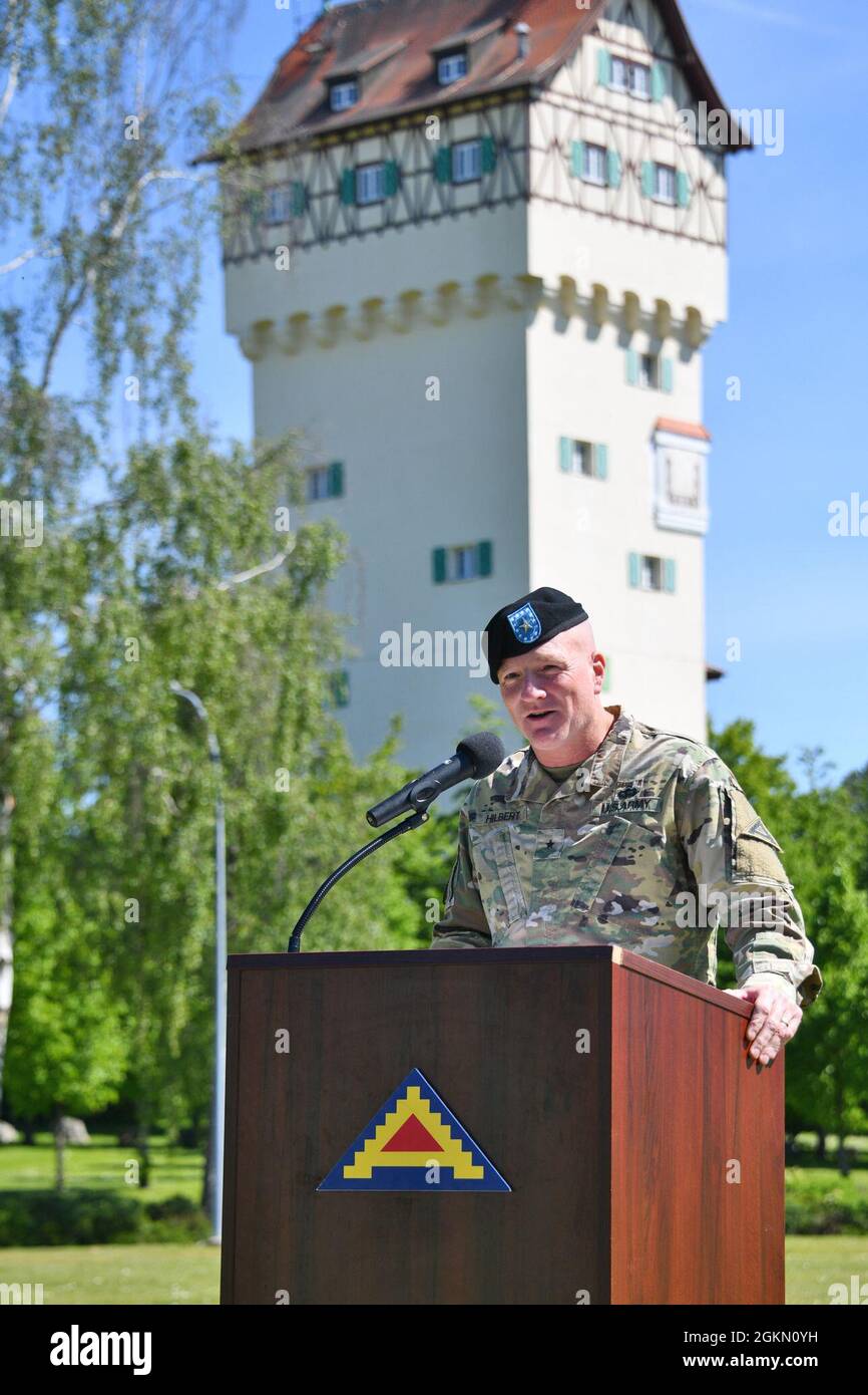 Il 7° Army Training Command Commander U.S. Army Briga. Il Gen. Joseph E. Hilbert ha tenuto un discorso durante la settima cerimonia di cambio di comando ATC alla Torre Barracks a Grafenwoehr, Germania, 2 giugno 2021. Foto Stock