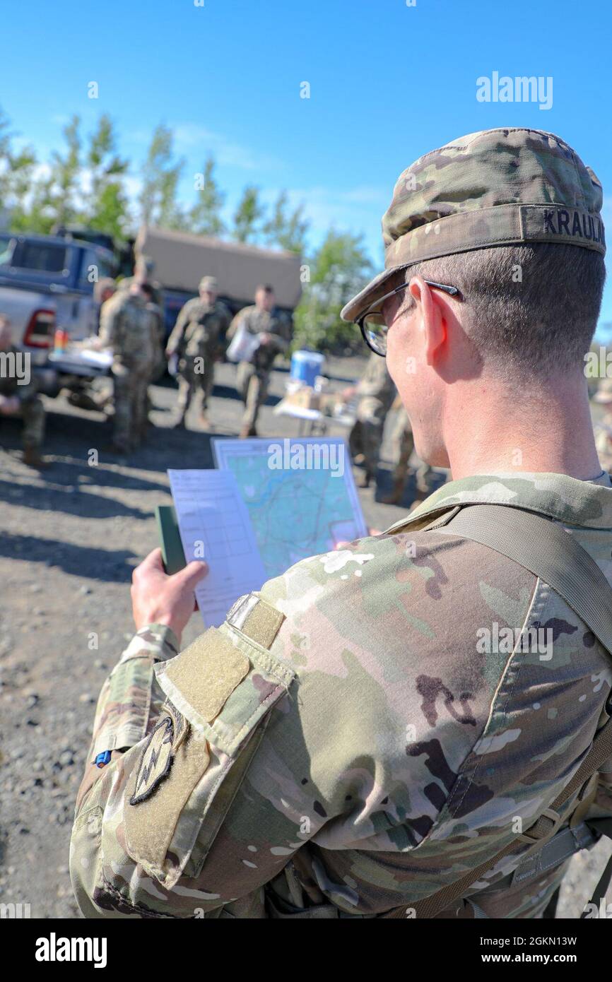 SGT. Adam Krauland esamina la mappa fornita all'inizio del corso di navigazione terrestre come parte della USARPAC 2021 Best Warrior Competition on Joint base Elmendorf-Richardson 2 giugno. USARPAC BWC 2021 è un concorso annuale di una settimana composto da concorrenti provenienti da più unità USARPAC. Quest'anno, a causa del COVID-19, il concorso si svolgerà in tutta l'Indo-Pacific con i concorrenti che svolgono eventi fisici presso la propria postazione. Foto Stock