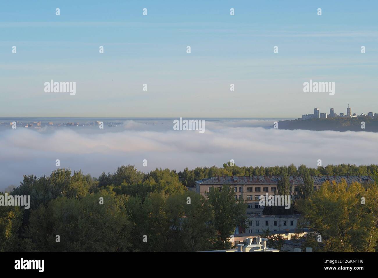 Nebbia sopra la città di utor. Nebbia mattutina d'autunno. Foto Stock