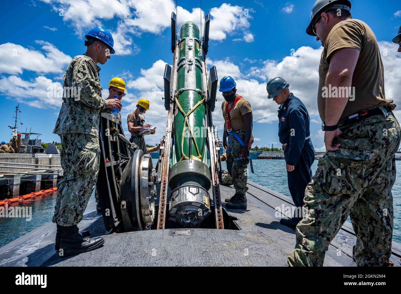 BASE COMUNE PEARL HARBOR-HICKAM (2 giugno 2021) -- marinai assegnati al sottomarino ad attacco rapido di classe Los Angeles USS Columbia (SSN 771) caricare un siluro di capacità avanzata Mark 48 per l'esercizio Agile Dagger 2021 (AD21). L'AD21 è un esercizio di formazione, con un terzo della Pacific Submarine Force in corso, per valutare la disponibilità alla lotta contro la guerra e costruire la capacità della forza congiunta. Foto Stock