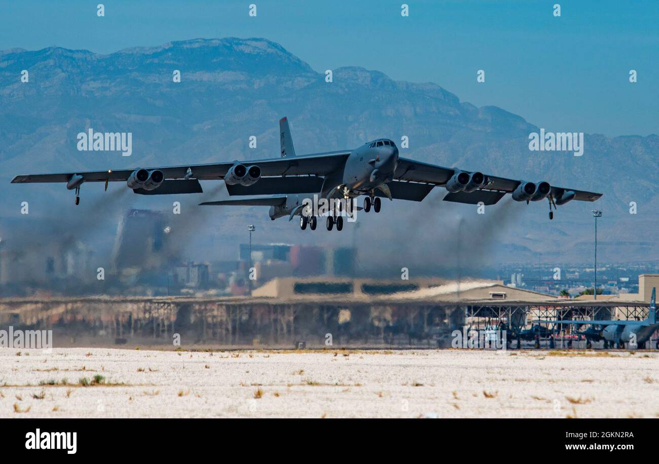 Un bombardiere B-52H Stratofortress assegnato al 340esimo Squadrone armi alla base dell'aeronautica di Barksdale, Louisiana, decollerà durante un'esercitazione di integrazione della scuola di armi dell'aeronautica degli Stati Uniti (WSINT) a Nellis AFB, Nevada, 2 giugno 2021. WSINT fornisce al personale un'ulteriore esposizione in un ambiente congiunto per garantire la prontezza e aumentare la letalità. Foto Stock