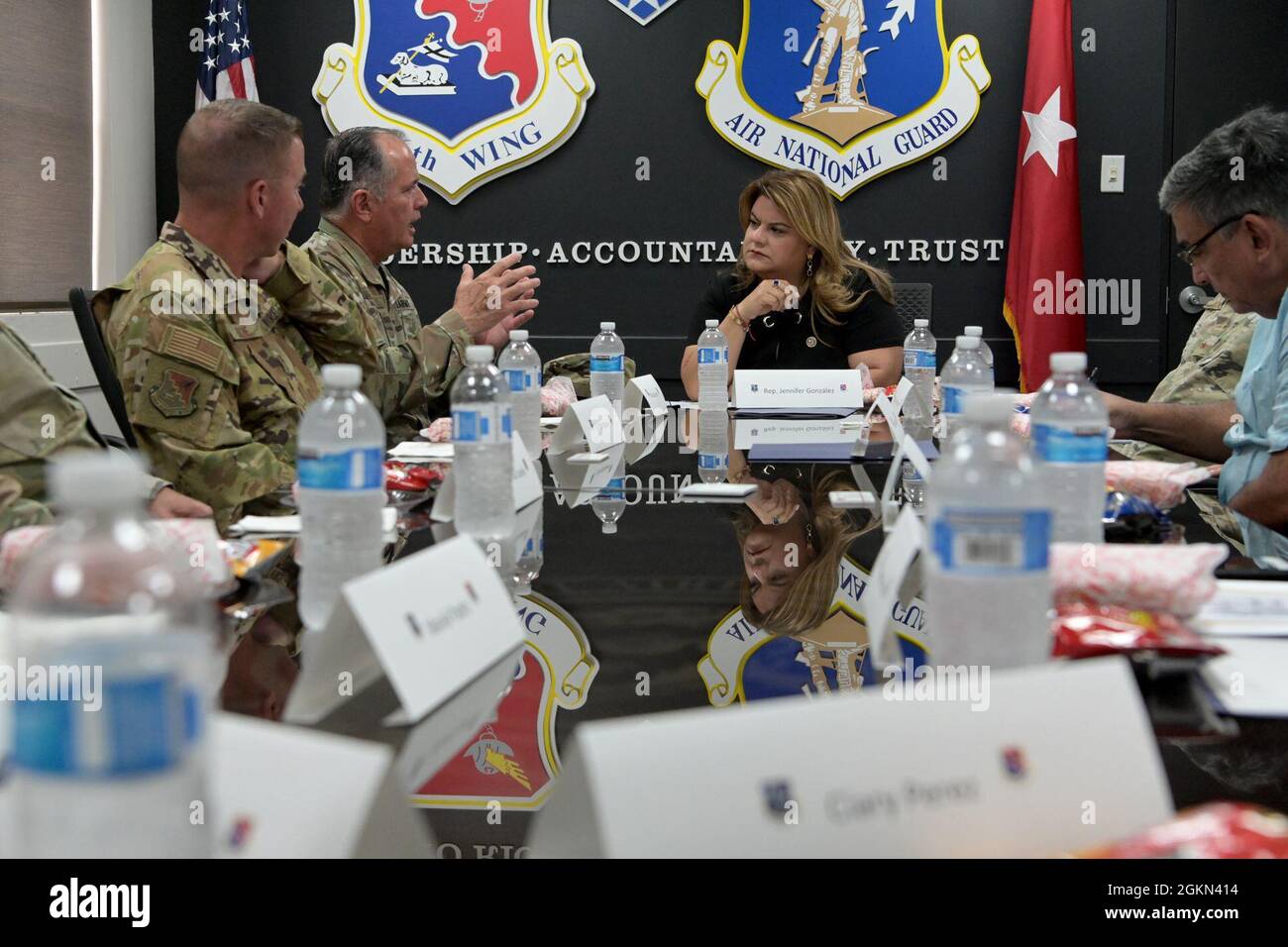 Guida della Guardia Nazionale di Porto Rico breve Congresso degli Stati Uniti Jenniffer González-Colon, il Commissario residente per Porto Rico, all'interno della 156a sala conferenze sede Wing alla base della Guardia Nazionale aerea di Muñiz, 2 giugno 2021. Durante la sua visita ha incontrato la leadership per discutere i progetti MILCON e per dare un'occhiata personale alle operazioni di base. Foto Stock