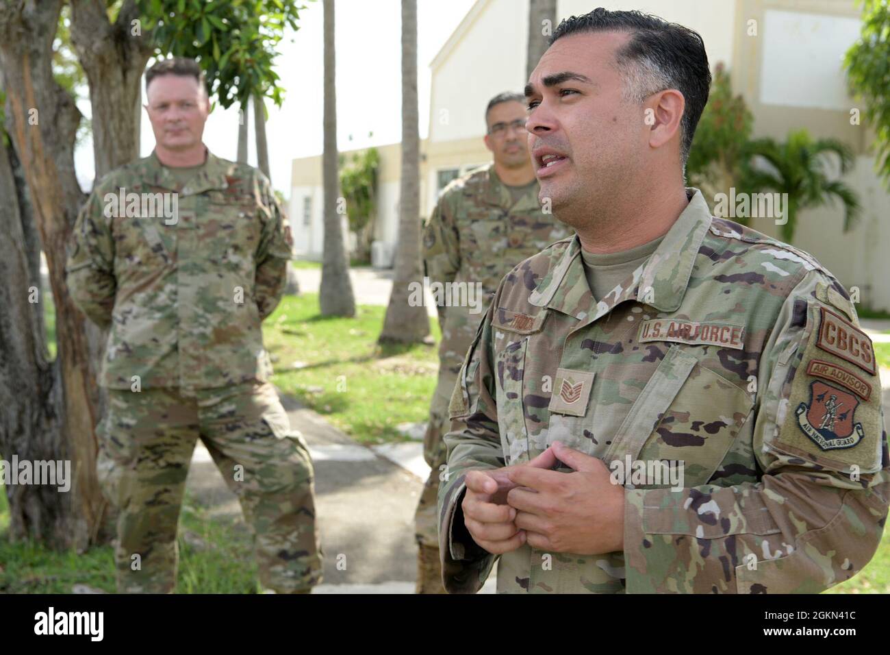 U.S. Air Force Tech. SGT. Edwin Troche, un tecnico di cyber sistemi operativi con il 156th Combat Communications Squadron, briefing U.S. Congresswoman Jenniffer González-Colon, il commissario residente per Porto Rico alla base della Guardia Nazionale aerea di Muñiz, Guardia Nazionale aerea di Porto Rico, 2 giugno 2021. Durante la sua visita ha incontrato la leadership per discutere i progetti MILCON e per dare un'occhiata personale alle operazioni di base. Foto Stock