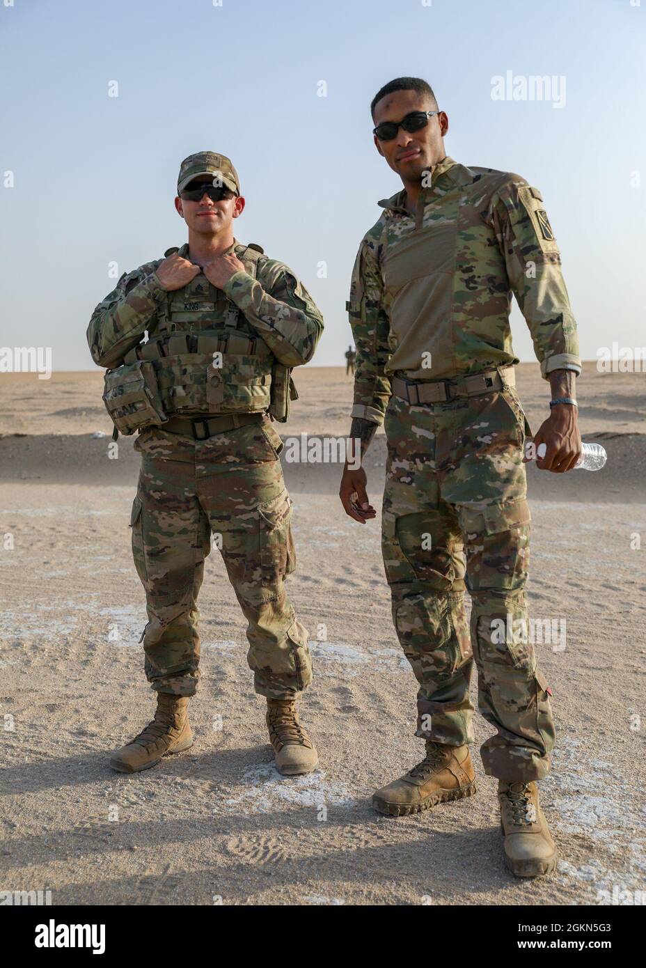 Esercito degli Stati Uniti Sgt. Brandon King, assegnato a B Battery, 1-181 Field Artillery Regiment, Task Force Iron Valor, e SPC. Tevin Burton, assegnato alla sede centrale e alla sede centrale della batteria, 1-181 FAR, TF Iron Valor, partecipare ad un esercizio vicino a Camp Buehring, Kuwait, 2 giugno 2021. I team dei lanciatori HIMARS, le forze di sicurezza e il distacco della sede centrale sono stati coinvolti in un esercizio di formazione. Foto Stock