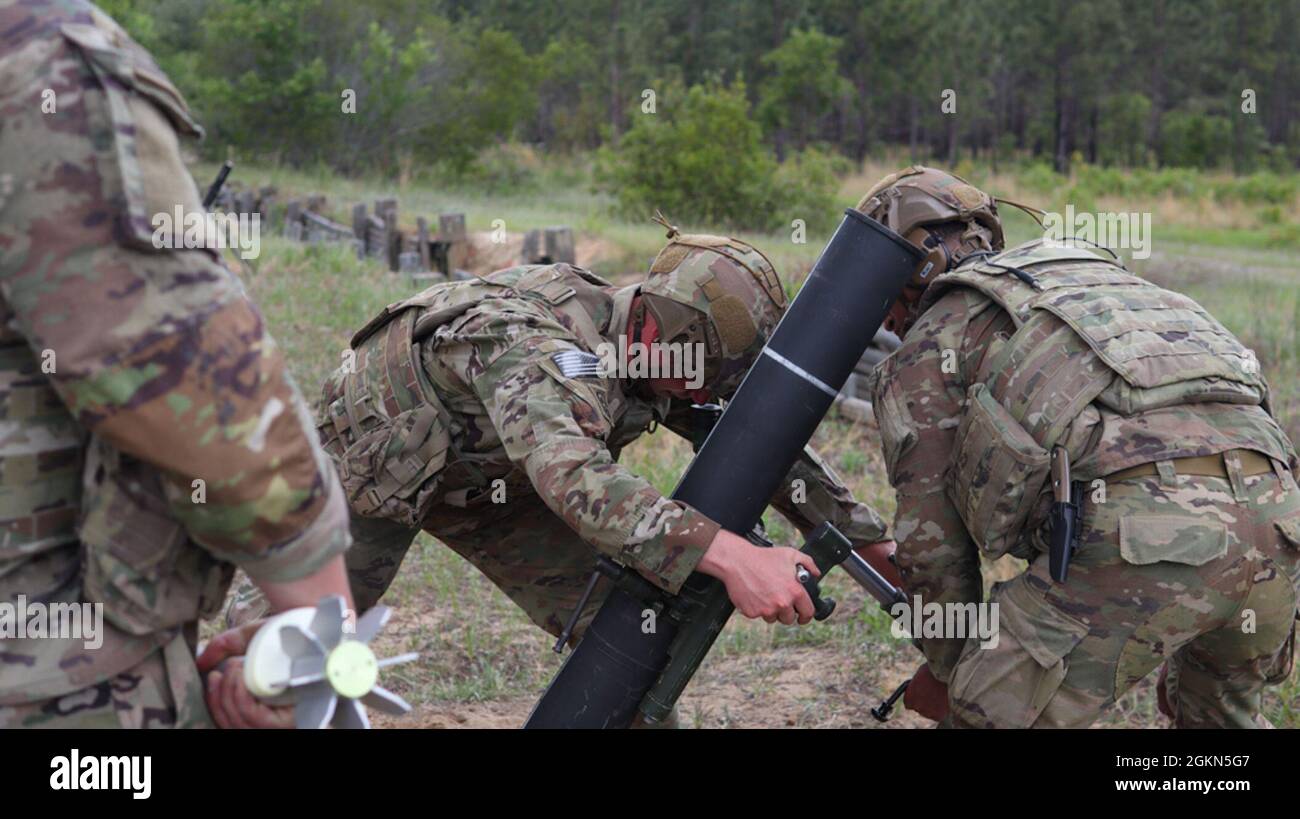 SPC dell'esercito degli Stati Uniti. Jack Hart, sinistro e SPC. Mark Corranza, a destra, Mortarmen Alpha Troop, 1° Squadron, 7° Reggimento Cavalleria (1-73°), 2° Brigade Combat Team, 82a Divisione Airborne pronta un mortaio da 120 mm durante un esercizio di fuoco vivo mortaio su Fort Bragg, North Carolina, 2 giugno 2021. 1-73 il CAV ha condotto esercitazioni di fuoco vivo di mortaio per addestramento di combattimento e ricertificazione dei loro sistemi di armi. Foto Stock