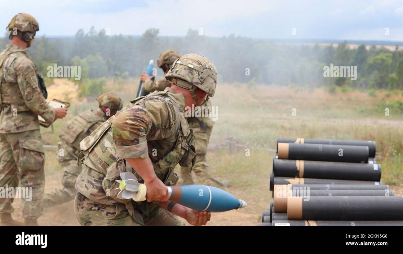 PFC dell'esercito degli Stati Uniti. Zachary Scheibel, un Mortarman assegnato a Alpha Troop, 1 ° Squadron, 73rd Cavalry Regiment (1-73 °), 2 ° Brigade Combat Team, 82nd Airborne Divisione si prepara a passare un tondo mortaio durante un esercizio di fuoco vivo mortaio su Fort Bragg, North Carolina, 2 giugno 2021. 1-73 il CAV ha condotto esercitazioni di fuoco vivo di mortaio per addestramento di combattimento e ricertificazione dei loro sistemi di armi. Foto Stock