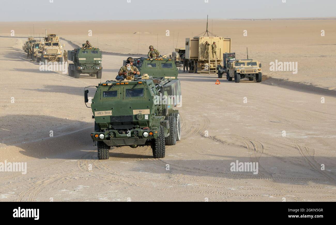 US Army HIMARS Launchers, assegnato a 1-181 Field Artillery Regiment, Task Force Iron Valor, guidare in un file vicino a Camp Buehring, Kuwait, 2 giugno 2021. Le HIMARS sono estremamente mobili, in grado di percorrere diversi tipi di terreno. Foto Stock
