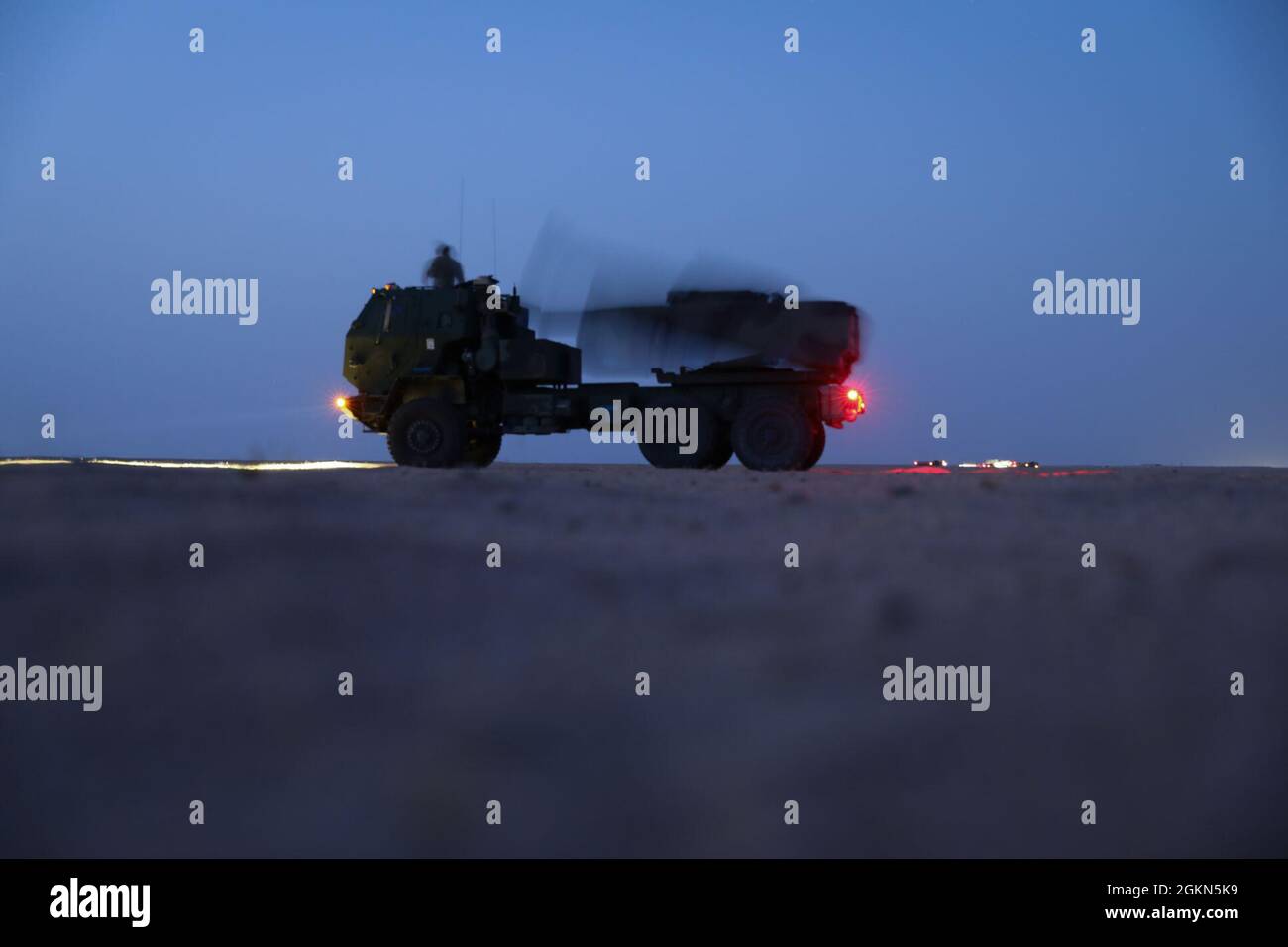 Un lanciatore di HIMARS dell'esercito degli Stati Uniti, assegnato a batteria di B, 1-181 reggimento di artiglieria di campo, il Valor di ferro della Task Force, si abbassa durante un'esercitazione vicino a Camp Buehring, Kuwait, 2 giugno 2021. HIMARS è un sistema capace, in grado di completare una missione antincendio in quattro minuti. Foto Stock