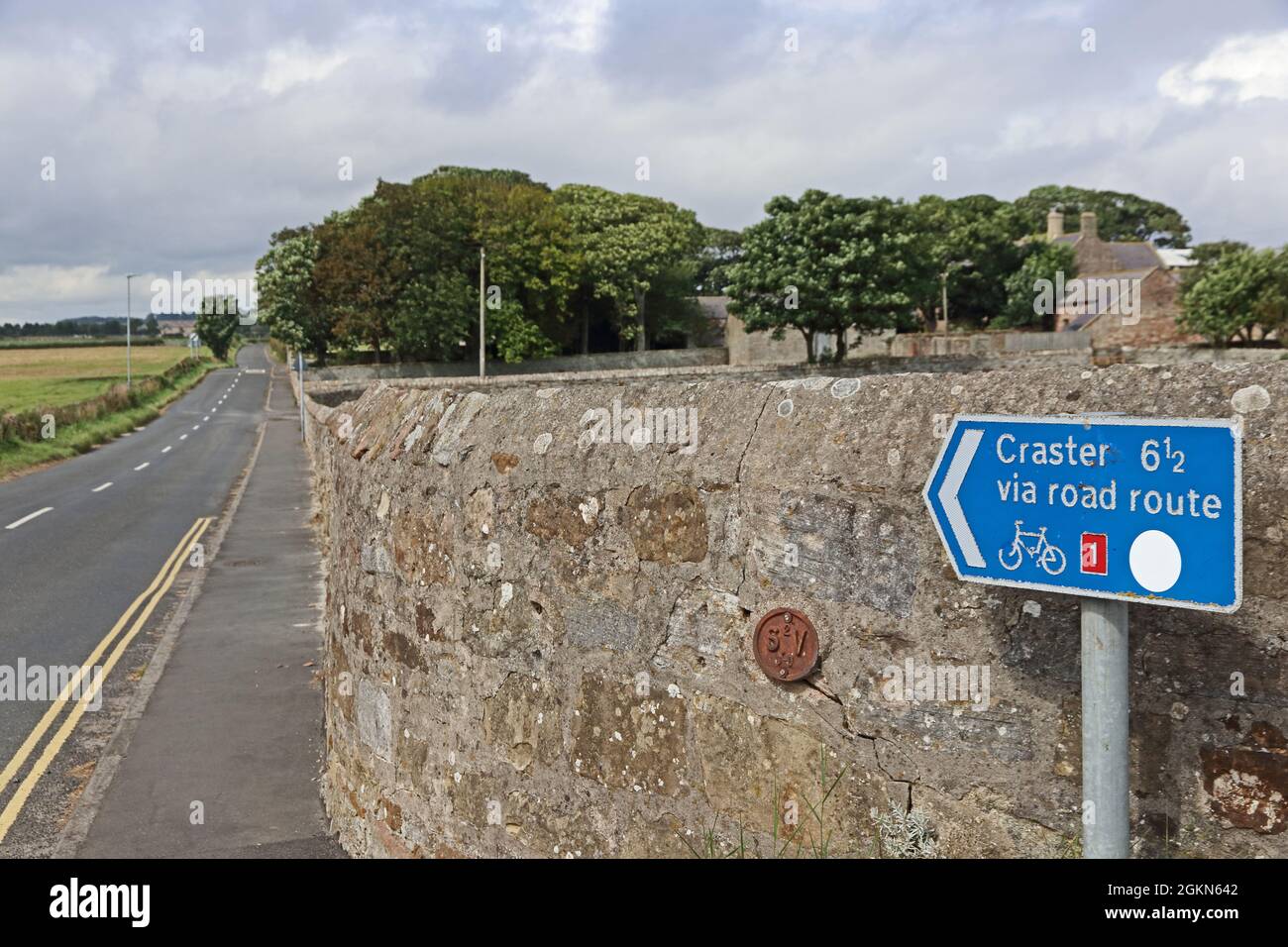 Cartello della rete ciclabile sul lato della strada, Boulmer Foto Stock