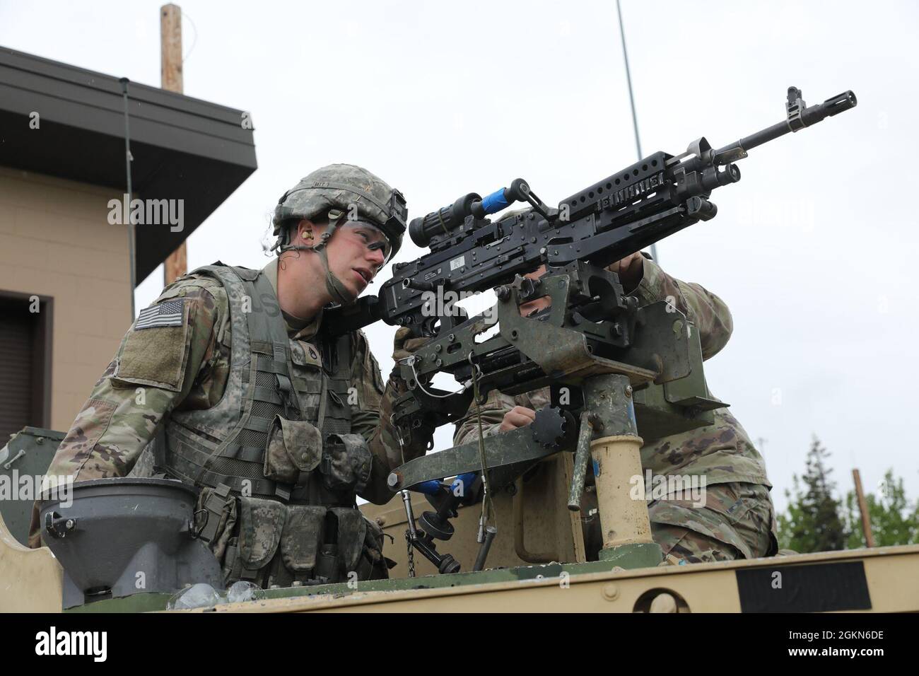 Personale Sgt. Timothy Iott, 59th Signal Brigade, guarda attraverso i siti della M240B 3 giugno sulla gamma Grazelka alla Joint base Elmendorf Richardson. USARPAC BWC 2021 è un concorso annuale di una settimana composto da concorrenti provenienti da più unità USARPAC. Quest'anno, a causa del COVID-19, il concorso si svolgerà in tutta l'Indo-Pacific con i concorrenti che svolgono eventi fisici presso la propria postazione di casa e che partecipano a un knowledge board virtuale presieduto dall'USARPAC Command Sergeant Major. Gli ufficiali non commissionati e i soldati arruolati junior sono valutati in diverse categorie come g Foto Stock