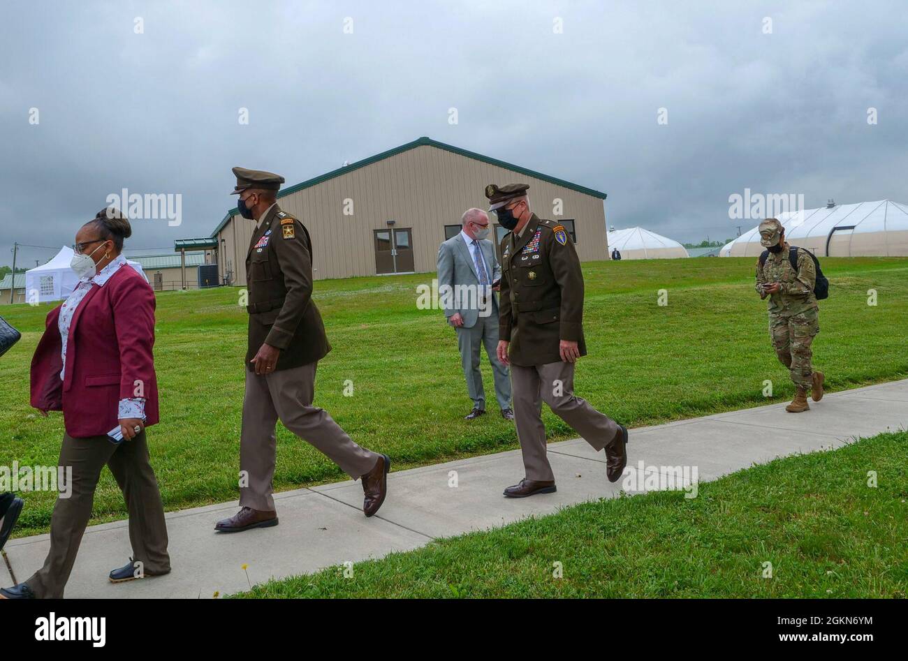 Briga. Gen. Dale Lyles, Indiana Adjutant Generale, e Lt. Gen. Gary Brito, Vice Capo di Stato maggiore dell'Esercito, si levano in piedi per una foto prima della cerimonia di commemorazione per cinque morti all'estero il 3 giugno 2021 a Camp Atterbury. Il personale della forza lavoro civile di spedizione dell'esercito degli Stati Uniti ha onorato quattro dei loro propri che sono stati uccisi dal fuoco ostile in Iraq e in Afghanistan durante le cerimonie al campo di Atterbury della Guardia Nazionale dell'Indiana mercoledì 3 giugno alle 10 Foto Stock