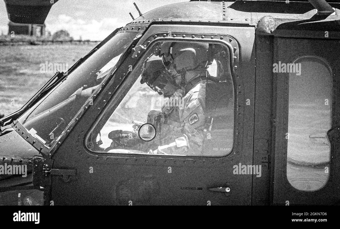 Il Capitano Kayla Carpenter e il CW2 David Rodriguez, UH-60 i piloti di elicotteri Blackhawk assegnati al 46° Battaglione di supporto Aviazione e al 2-158° Battaglione di elicotteri Assault, sedicesimo brigato di aviazione da combattimento, eseguono controlli pre-volo alla Joint base Lewis McChord, Washington, il 3 giugno 2021. Gli aviatori devono mantenere la competenza sui diversi tipi di addestramento di volo al fine di rimanere pronti per le operazioni. Foto Stock