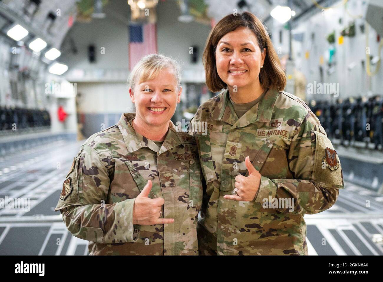 Il Capo Maestro Sergente dell'Air Force Joanne S. Bass (sinistra o destra) si pone per una foto con il Colon. Theresa Goodman, comandante della U.S. Air Force School of Aerospace Medicine, durante la sua visita alla scuola, 3 giugno 2021, come parte di un tour di più giorni della base dell'aeronautica di Wright-Patterson, Ohio. Goodman è la prima comandante femminile nella storia di 103 anni dell’USAFSAM. Foto Stock