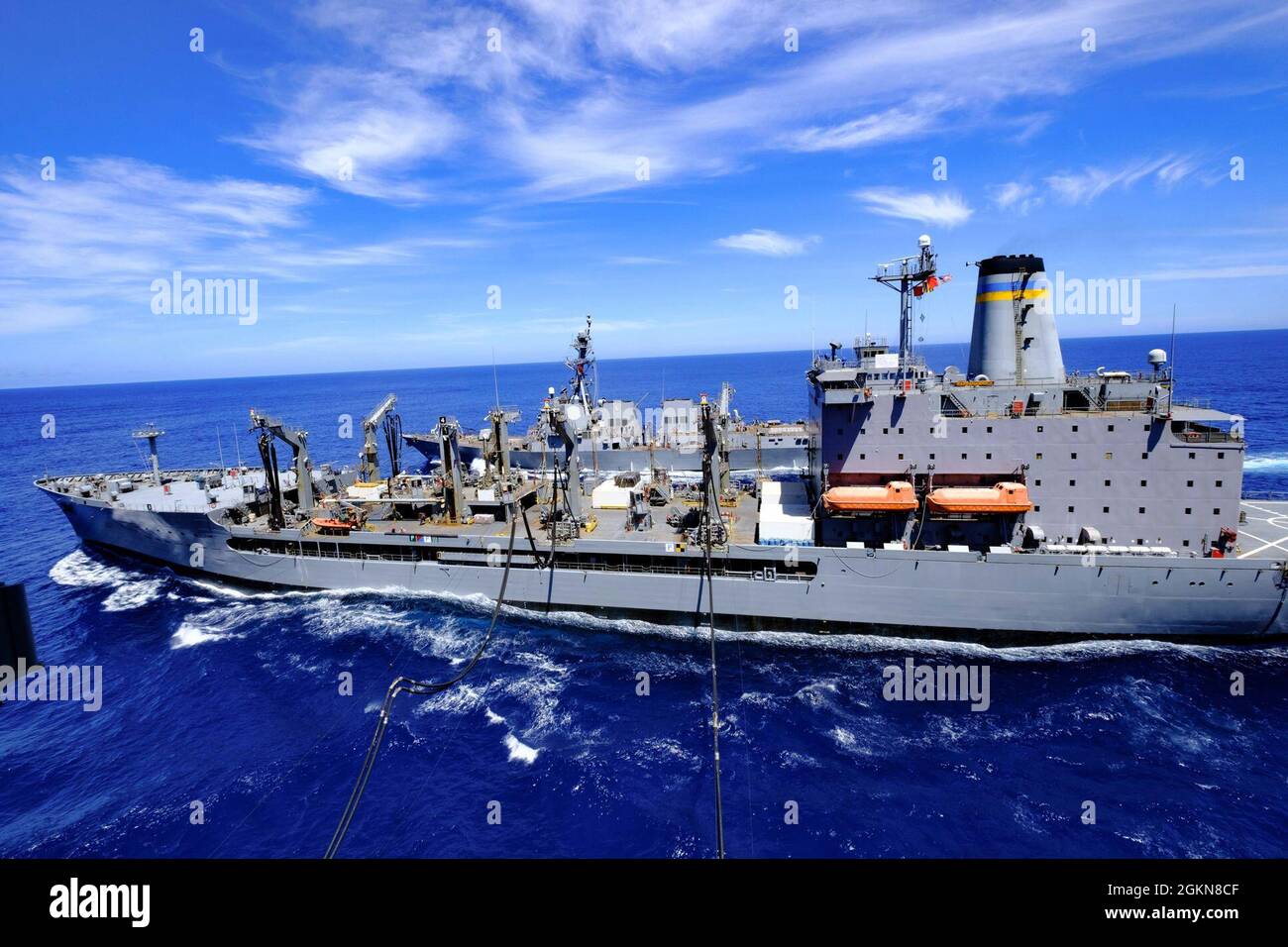 PHILLIPINE SEA (03 giugno 2021) – il vettore aereo di classe Nimitz USS Ronald Reagan (CVN 76) e il cacciatorpediniere missilistico guidato di classe Arleigh Burke USS HALSEY (DDG 97) conducono un rifornimento simultaneo in mare con l'oliatore di classe Henry J. Kaiser USNS Rappahannock (T-AO-204). Foto Stock