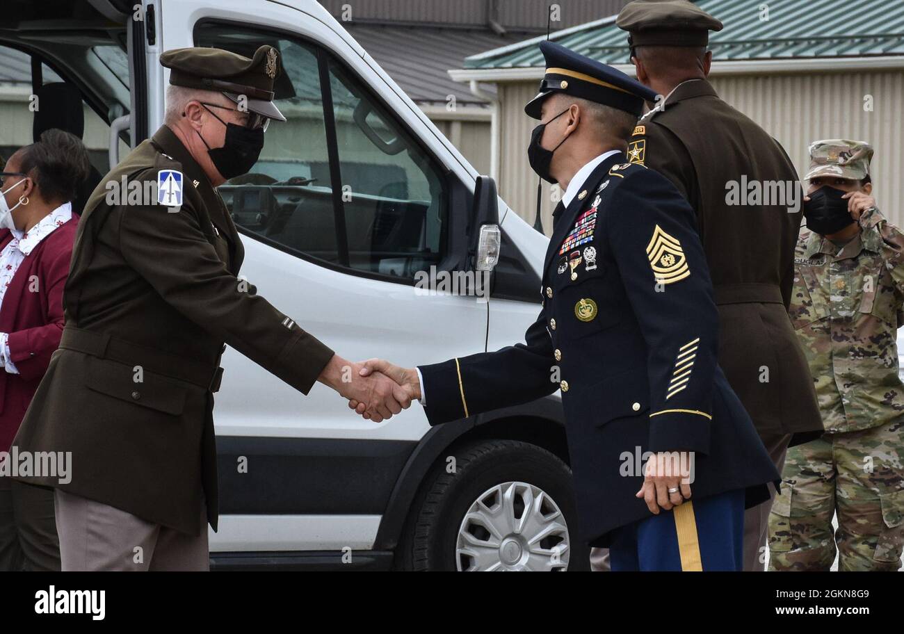 Comando Sgt. Major Delfin J. Romani, Divisione transatlantica comando sergente maggiore (destra), saluta la U.S. Army Briga. Gen. R. Dale Lyles, Indiana Adjutant Generale (a sinistra) alla cerimonia di memorializzazione del Dr. Maged Hussein Deployment Readiness Facility a Camp Atterbury, Ind., 3 giugno 2021. Foto Stock