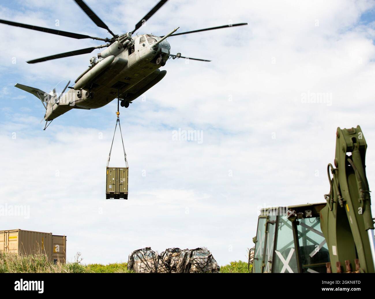 060321-N-RU672-1062 OKINAWA, Giappone (3 giugno 2021) Un velivolo CH-53E Super Stallion con elicottero pesante marino Squadron 462 , Airlifts Civil Engineering Support Equipment (CESE) e materiali per una base avanzata di spedizione simulata sul complesso Joint Okinawa Training Range W-174, un'isola disabitata al largo della costa di Okinawa, Giappone, A sostegno del Battaglione Naval Mobile Construction (NMCB) 4, come parte dell’esercizio congiunto della torre di avvistamento di Poseidon. Il Watchtower di Poseidon è un esercizio multidominio progettato per simulare la creazione di operazioni Expeditionary Advanced base attraverso un servic congiunto Foto Stock