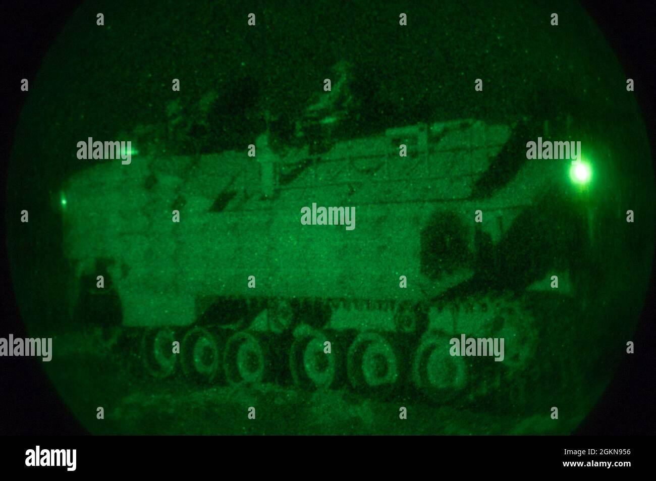 Marines USA con la Società B, 3d Assault Battaglione anfibio attualmente assegnato a 4 Marines, 3d Marine Division e Marines con 3D Battaglione, 5 Marines attualmente assegnato alla 31 Marine Expeditionary Unit condurre operazioni in acqua con veicoli anfibi d'assalto a Camp Schwab, Okinawa, Giappone, 3 giugno 2021. L'esigente pacchetto di addestramento ha rafforzato la capacità di condurre operazioni anfibie nel Pacifico con la reintegrazione di robusti connettori tattici da nave a riva, restituendo efficacemente un'importante capacità alla III Marine Expeditionary Force. Foto Stock