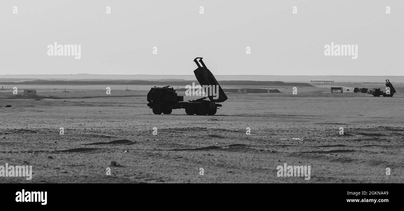 US Army HIMARS, assegnato a B Battery, 1-181 Field Artillery Regiment, Task Force Iron Valor, prepararsi per una missione di fuoco vicino a Camp Buehring, Kuwait, 2 giugno 2021. Il LONTANO 1-181 fu una delle prime unità della Guardia Nazionale Armata ad ottenere HIMARS. Foto Stock