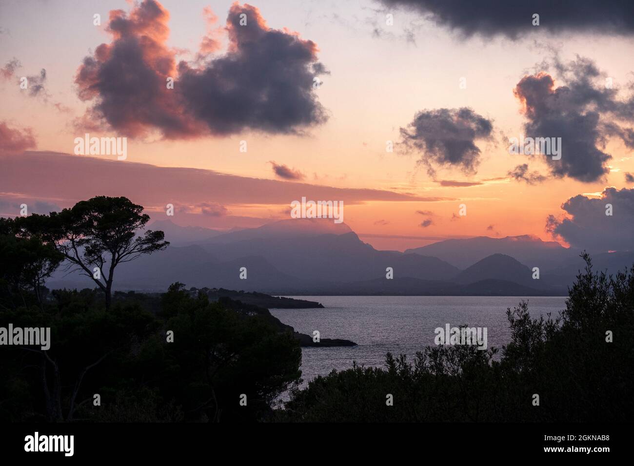 Tramonto sulla baia di Pollensa, Maiorca, Spagna Foto Stock