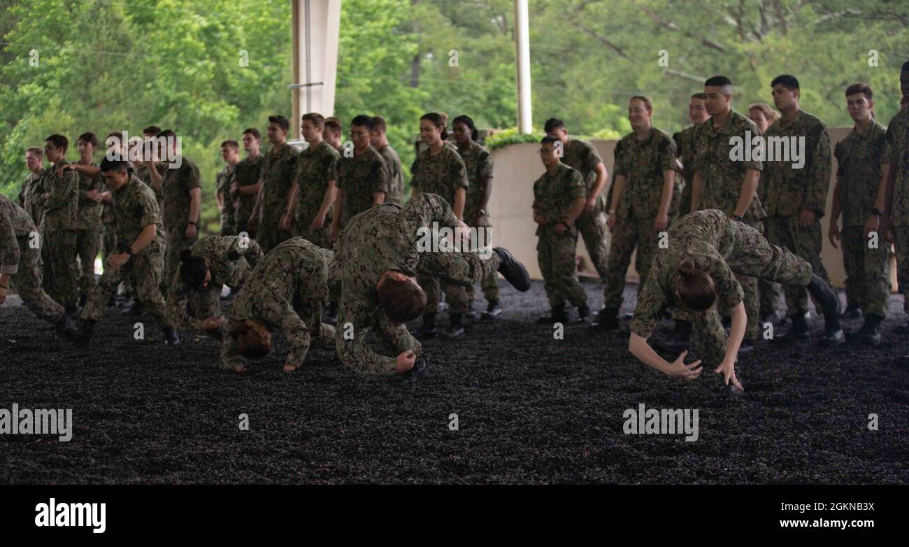 I cadetti dell'Accademia Navale degli Stati Uniti praticano varie tecniche del programma di arti marziali del corpo Marino durante l'addestramento professionale dei Midshipmen (PROTRAMID) su Camp Lejeune, N.C., 4 giugno 2021. Lo scopo di PROTRAMID è quello di esporre gli studenti alle opportunità delle forze marine della flotta e generare interesse per un programma di commissioning del corpo marino. Foto Stock