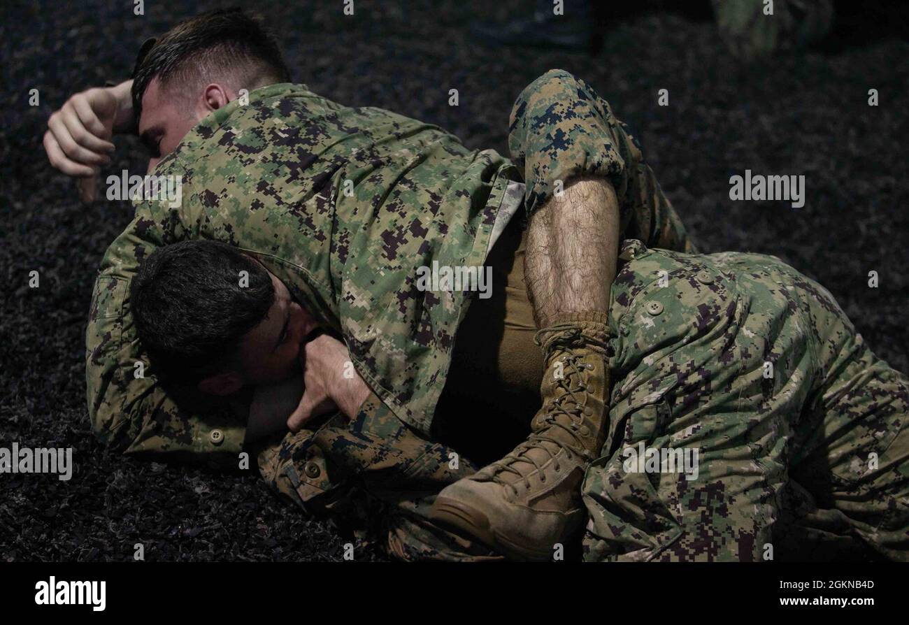 I cadetti dell'Accademia Navale degli Stati Uniti praticano varie tecniche del programma di arti marziali del corpo Marino durante l'addestramento professionale dei Midshipmen (PROTRAMID) su Camp Lejeune, N.C., 4 giugno 2021. Lo scopo di PROTRAMID è quello di esporre gli studenti alle opportunità delle forze marine della flotta e generare interesse per un programma di commissioning del corpo marino. Foto Stock