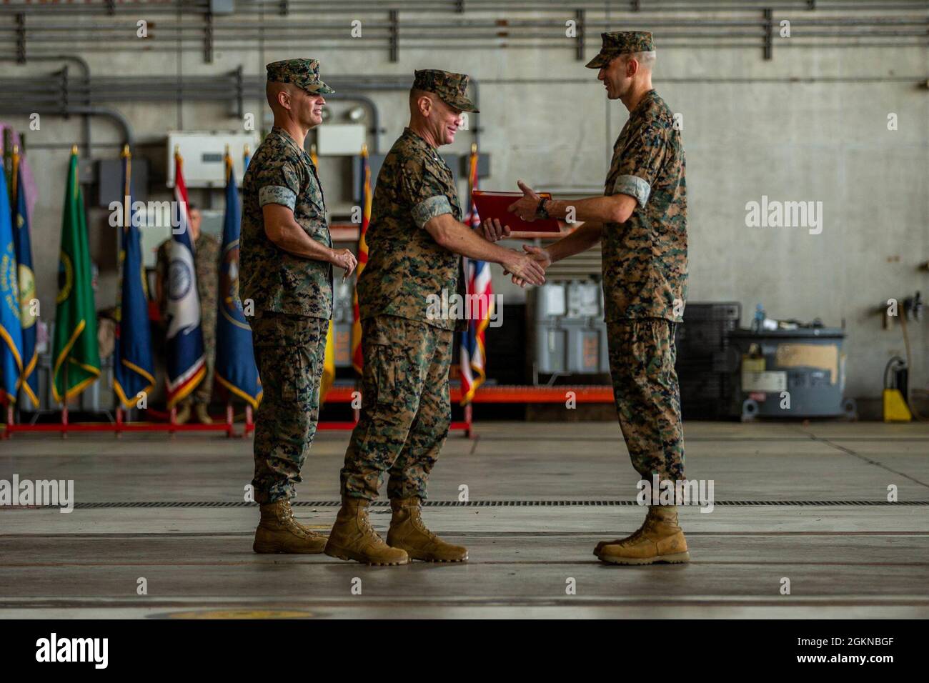 Matthew Robbins Outgoing Commanding Officer of Marine Aircraft Group (MAG) 36, viene assegnato un premio durante una cerimonia di cambio comando sulla Marine Corps Air Station Futenma, Okinawa, Giappone, 4 giugno 2021. Durante la cerimonia il col. Matthew Robbins passò il comando del Marine Aircraft Group 36 al col. Christopher Murray. Foto Stock