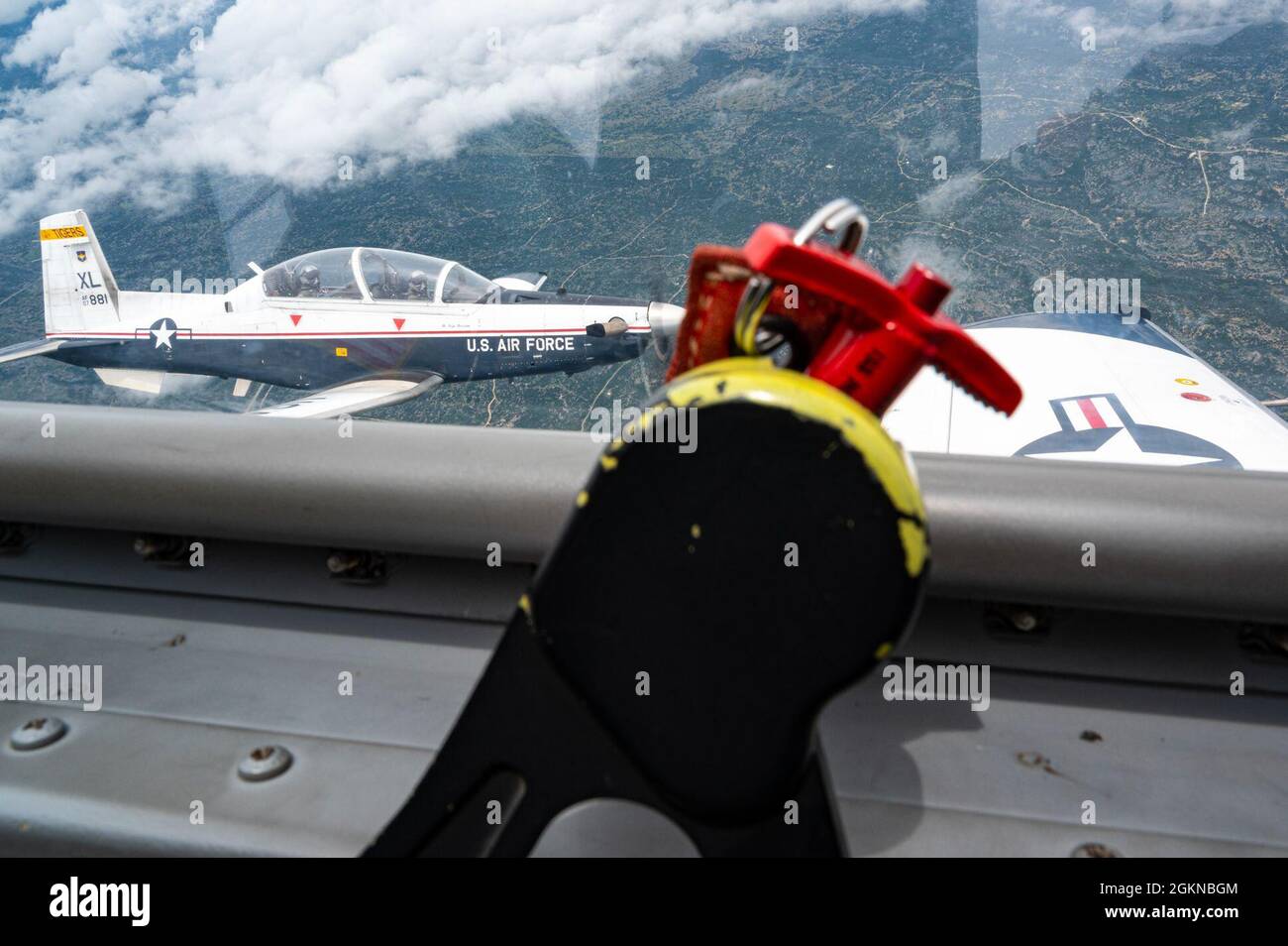 A Texan II T-6 vola in aria, in quanto esegue procedure di allenamento standard per aiutare a modellare i piloti, alla base dell'aeronautica di Laughlin, Texas, 4 giugno. 2021. Il T-6 è l'abete che i piloti di aeromobili ottengono a volare durante il loro lungo allenamento yer. Foto Stock