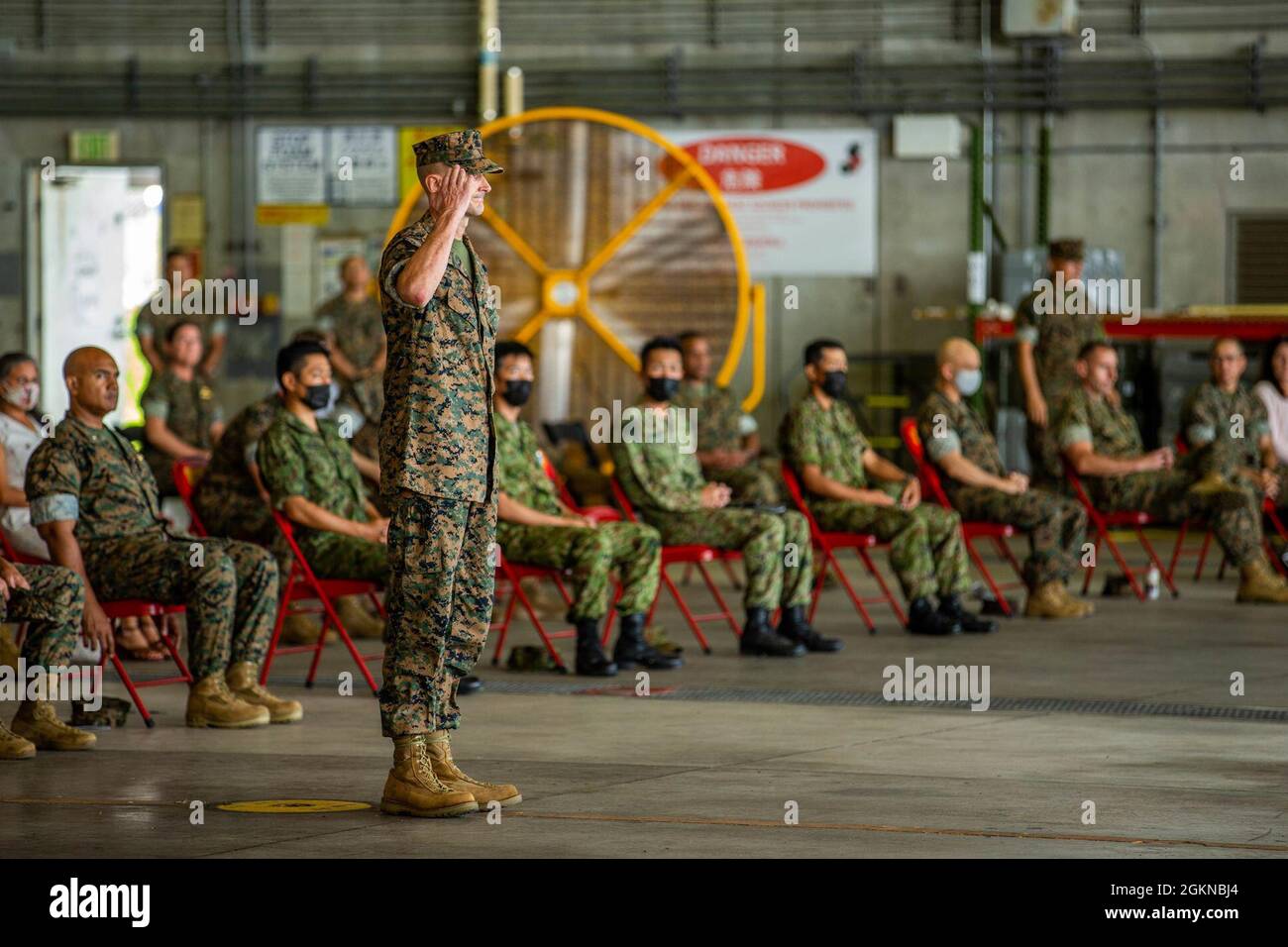 Matthew Robbins, comandante uscente del Marine Aircraft Group (MAG) 36, saluta i colori durante una cerimonia di cambio comando sulla Marine Corps Air Station Futenma, Okinawa, Giappone, 4 giugno 2021. Durante la cerimonia, il col. Matthew Robbins passò il comando di MAG-36 al col. Christopher Murray. Foto Stock